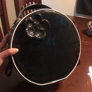 Vintage looking round cosmetic/ toiletry case